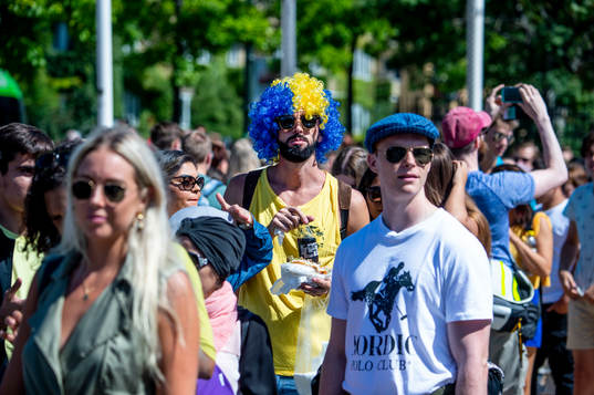 Långa köer med supportrar innan matchen Sverige och