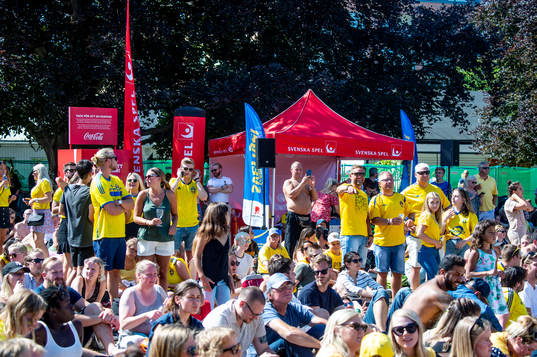 Supportrar följer matchen mellan Sverige och England i