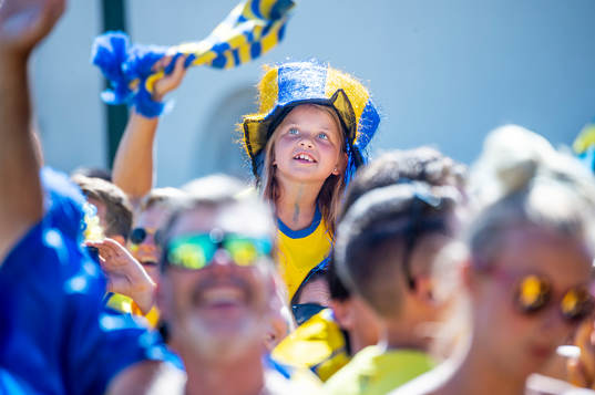 Ung supportrar följer matchen mellan Sverige och England i