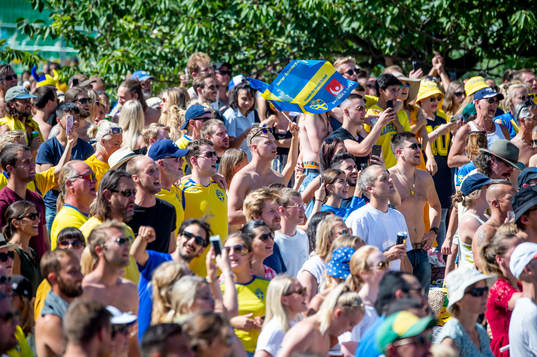 Supportrar följer matchen mellan Sverige och England i