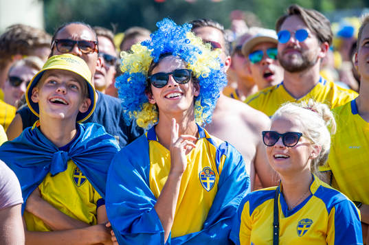 Supportrar följer matchen mellan Sverige och England i