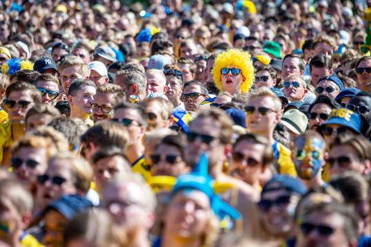 Supportrar följer matchen mellan Sverige och England i