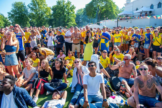 Deppande supportrar i slutminuterna följer matchen mellan