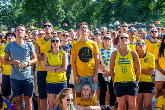 Deppande supportrar i slutminuterna följer matchen mellan