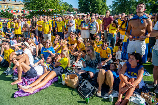 Deppande supportrar i slutminuterna följer matchen mellan
