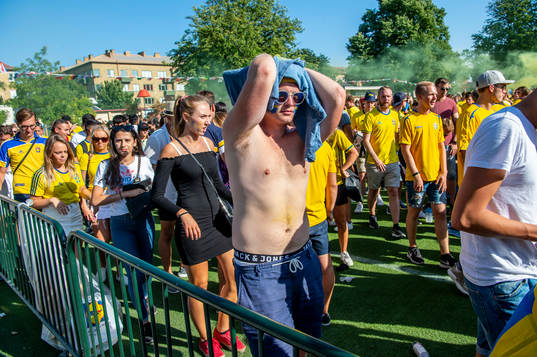 Deppande supportrar som följt matchen mellan Sverige och