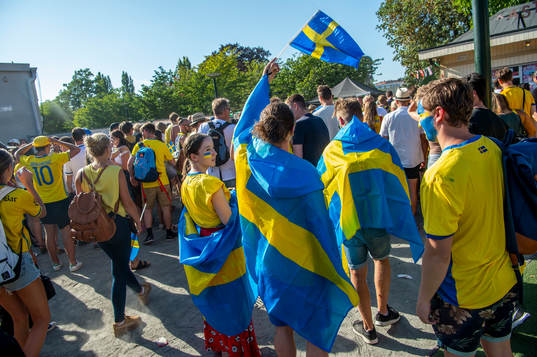 Deppande supportrar som följt matchen mellan Sverige och