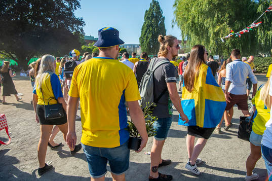 Granen tas med hem när en supporterlämnar som följt