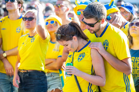 Deppande supportrar i slutminuterna följer matchen mellan