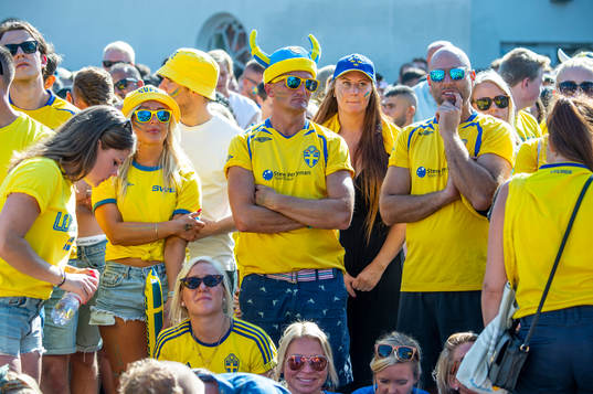 Deppande supportrar i slutminuterna följer matchen mellan