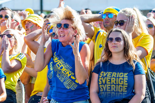 Supportrar i slutminuterna följer matchen mellan Sverige
