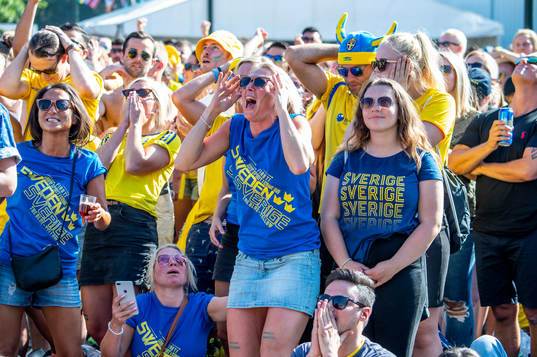 Supportrar i slutminuterna följer matchen mellan Sverige
