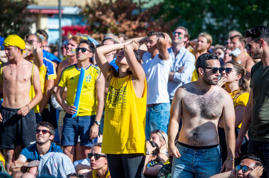 Deppande supportrar i slutminuterna följer matchen mellan