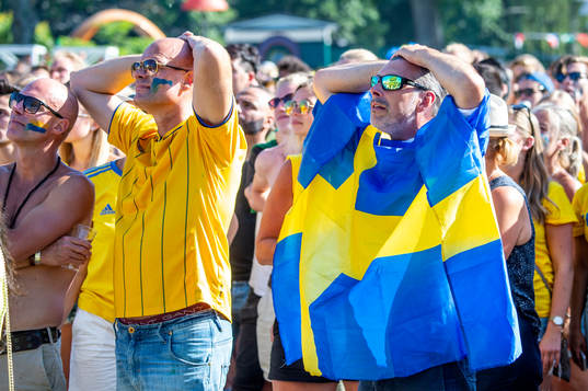 Deppande supportrar i slutminuterna följer matchen mellan