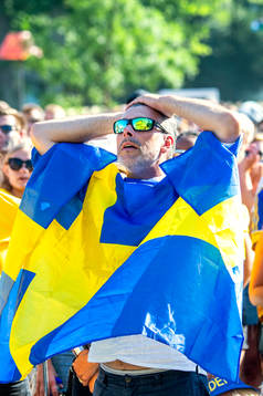 Deppande supportrar i slutminuterna följer matchen mellan