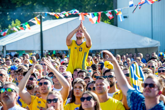 Supportrar följer matchen mellan Sverige och England i