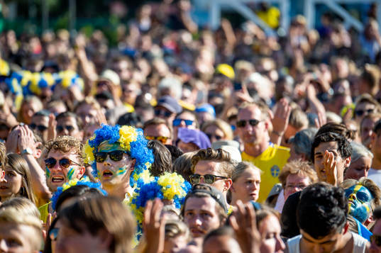 Deppande supportrar i slutminuterna följer matchen mellan