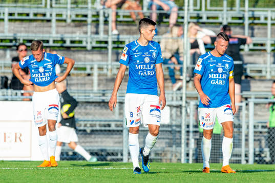 Trelleborgs Denis Hadzikadunic deppar med lagkamraterna