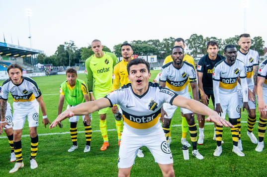 s Tarik Elyounoussi jublar med lagkamraterna