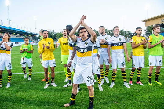 s Tarik Elyounoussi jublar med lagkamraterna