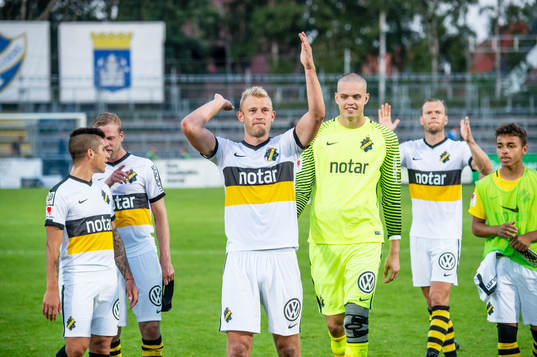 s Robin Jansson jublar med lagkamraterna