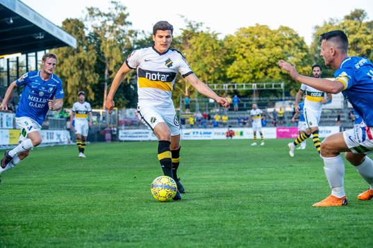 s Tarik Elyounoussi mot Trelleborgs Anton Tideman och