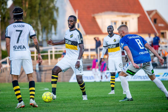 s Henok Goitom, Kristoffer Olsson och Enoch Kofi Adu mot