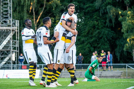 s Tarik Elyounoussi jublar mest när Kristoffer Olsson gör