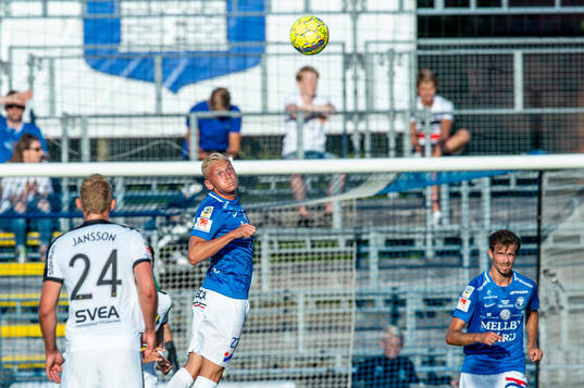 Trelleborgs Johan Brannefalk nickar undan bollen