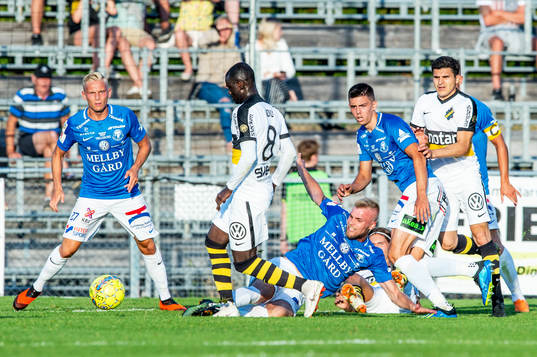 s Enoch Kofi Adu framför Trelleborgs spelare