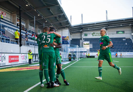 Dalkurds spelare jublar med Ferhad Ayaz