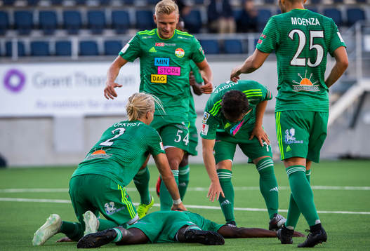 Dalkurds spelare jublar med Mohamed Buya Turay