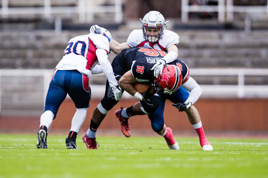 Carlstad Crusaders Josh Hill i kamp om bollen med Stockholm