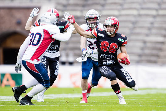 Carlstad Crusaders Robin Juhlin i kamp om bollen med