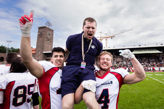 Stockholm Mean Machines spelare och ledare jublar