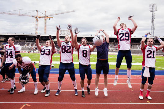 Stockholm Mean Machines spelare jublar