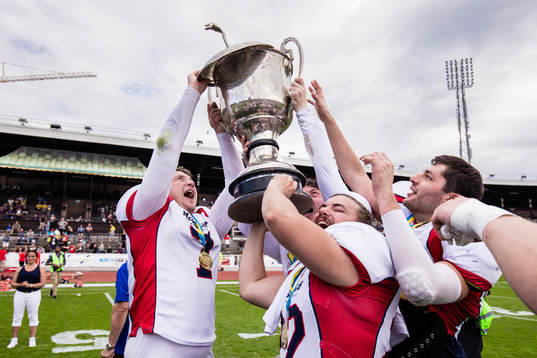 Stockholm Mean Machines spelare jublar med pokalen