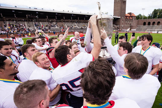 Stockholm Mean Machines spelare jublar med pokalen