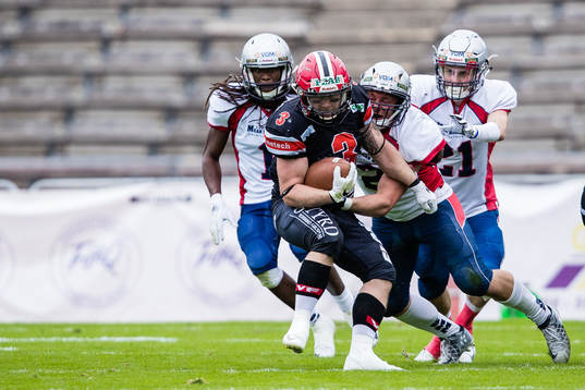 Carlstad Crusaders Christian Forsman i kamp om bollen med