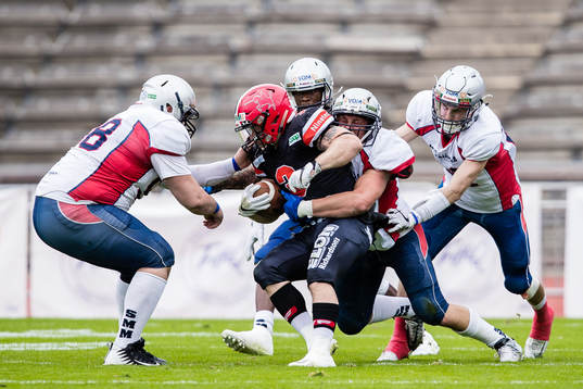 Carlstad Crusaders Christian Forsman fångas upp av