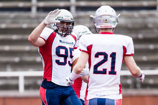 Stockholm Mean Machines Malcolm Engström jublar med Peder
