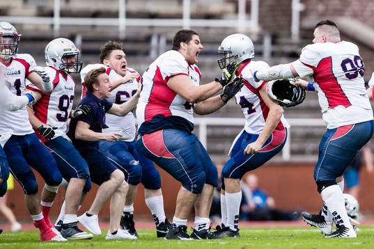 Stockholm Mean Machines spelare jublar