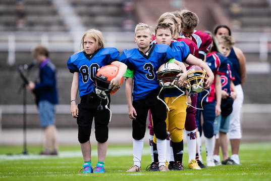 Ungdomar med hjälmar i händerna innan SM-finalen i