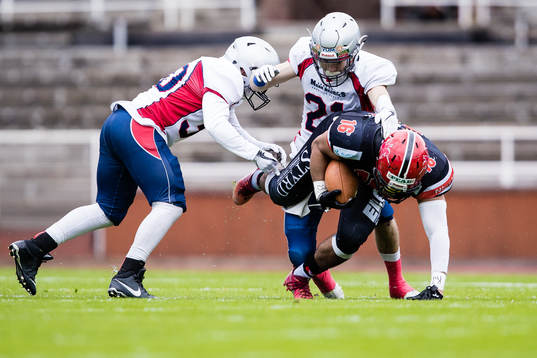 Carlstad Crusaders Josh Hill i kamp om bollen med Stockholm