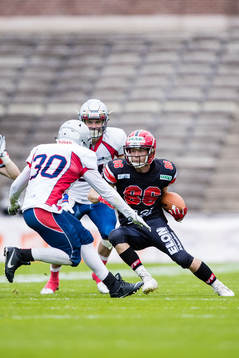 Carlstad Crusaders Robin Juhlin i kamp om bollen med