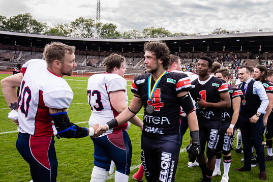 Carlstad Crusaders Marcus Johnsson (h) tackar Stockholm