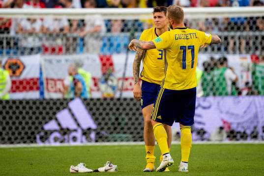 John Guidetti hugs Victor Nilsson Lindelöf