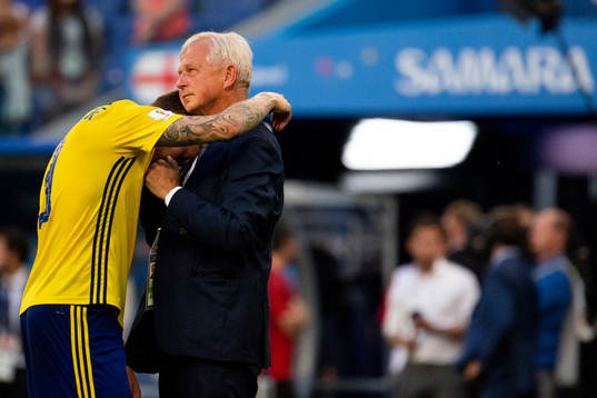 Team Manager Lars Richt hugs Victor Nilsson Lindelöf