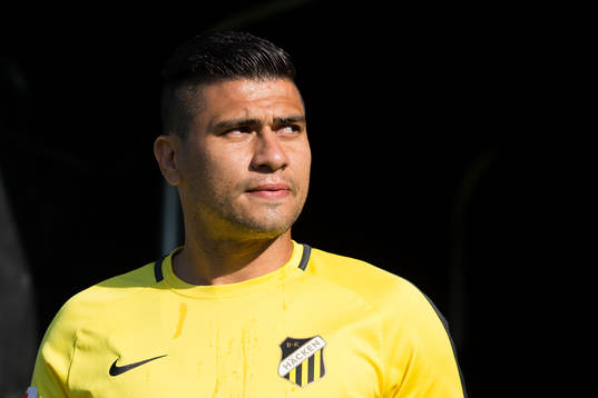 Häckens Paulinho på väg för att värma upp innan