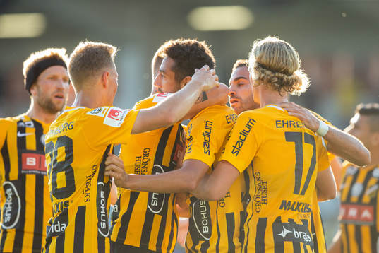 Häckens Daleho Irandust (mitten) jublar med lagkamrater